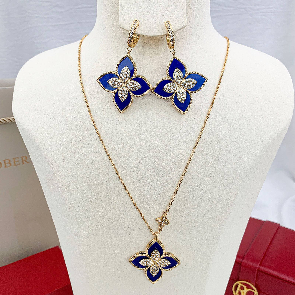 ROBERTO COIN 
Necklace 😍
Earring 🔥
Master quality ✨
With normal boxes 📦 
125 dhs🇦🇪🇦🇪

With master box 🗃️ 
225 dhs🇦🇪🇦🇪

Zain216
♥️♥️♥️