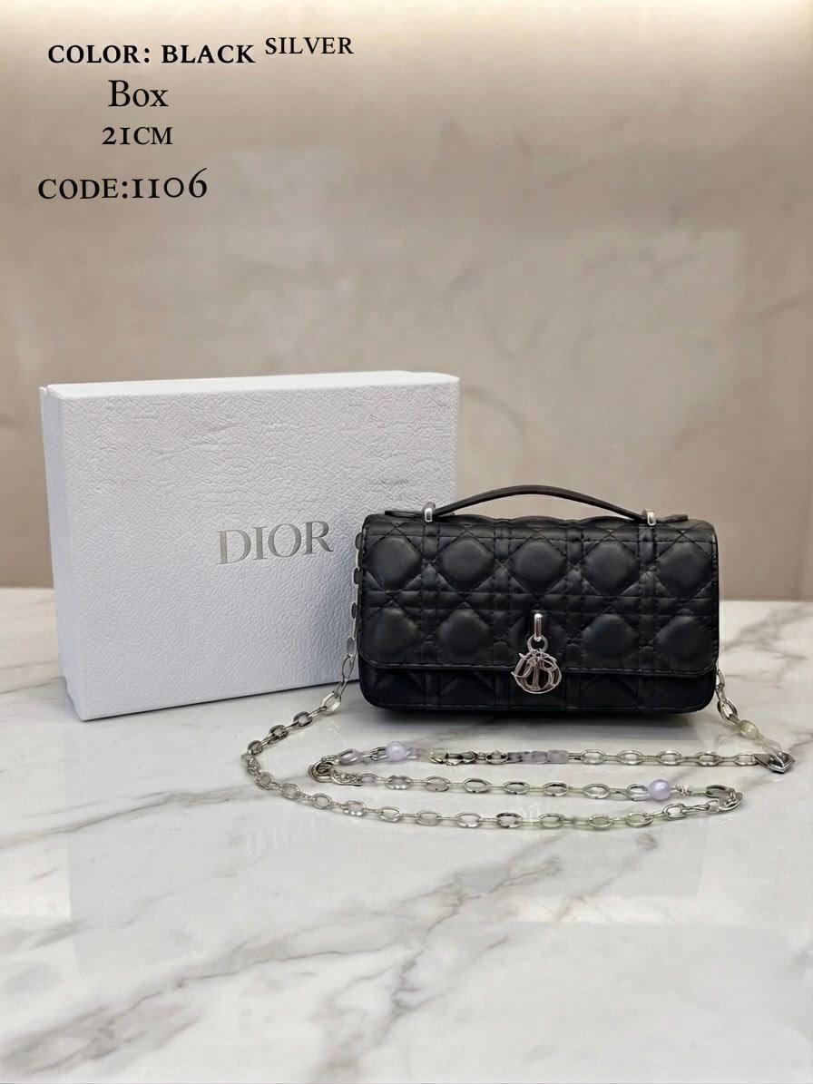 ᴍʏ ᴅɪᴏʀ ᴍɪɴɪ ʙᴀɢ
Dior
ᴛᴏᴘ ʜᴀɴᴅʟᴇ/ ɢᴏʟᴅᴇɴ ᴄʜᴀɪɴ
ᴡɪᴛʜʙᴏx
ʟᴀᴍʙsᴋɪɴ ᴍᴀᴛᴇʀɪᴀʟ
sɪᴢᴇ:𝟐𝟏ᴄᴍ
105 dhs🇦🇪🇦🇪

Zain56
♥️♥️♥️