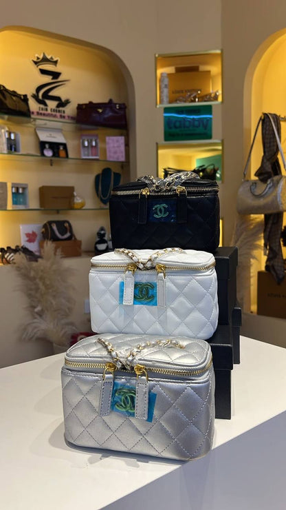 Chanel

100 dhs
With box

Zain244
♥️♥️♥️