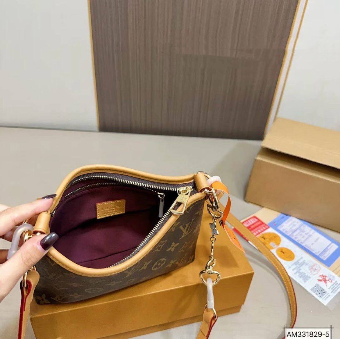 LV

Small 
90 dhs🪙🌨️
size 21×8×17cm

Big
95 dhs🪙🌨️
size 30×10×25cm
with box
🎁🎁🎁

Zain23
♥️♥️♥️