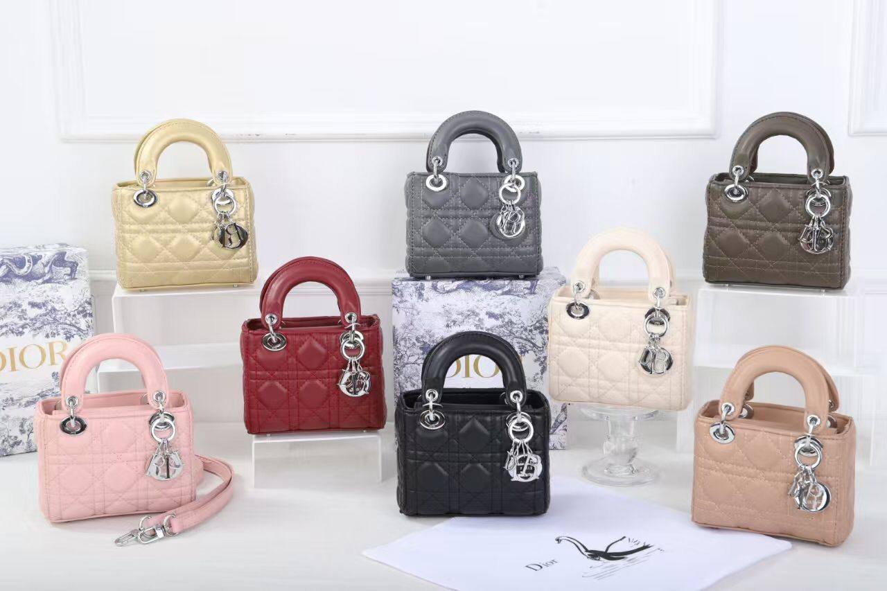 Dior 

100 dhs✅
with box
🎁🎁🎁

size 14×7×11cm

Zain42
♥️♥️♥️