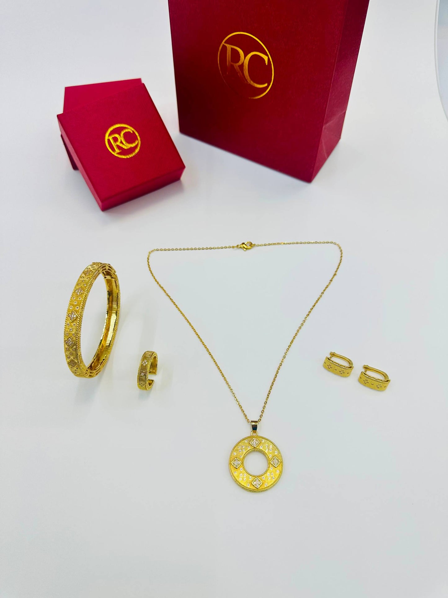 SET
Necklace ✨
Earring 🦋
Bangle 😍
Ring 💍 
With normal boxes 📦 
60 dhs🇦🇪🇦🇪

Zain216
♥️♥️♥️