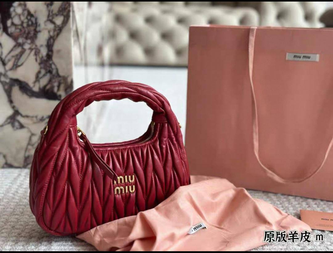 Miu Miu
100 dhs🇦🇪🇦🇪
with box
size 22cm

Zain26
♥️♥️♥️