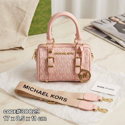 MK
sᴘᴇᴇᴅʏ ᴛᴏᴘ ʜᴀɴᴅʟᴇ
ᴄʀᴏss ʙᴏᴅʏ ʙᴀɢ
ᴡɪᴛʜ ʟᴏɢᴏ ᴄʜᴀʀᴍ ᴄʜᴀɪɴ
ɪᴛ ʜᴀs ʟᴏɴɢ ᴛʀɪᴍ sᴛʀᴀᴘ
ɢᴏʟᴅ ʜᴀʀᴅᴡᴀʀᴇ
sɪᴢᴇ : 17 cm

70 dhs🇦🇪🇦🇪

Zain31
♥️♥️♥️