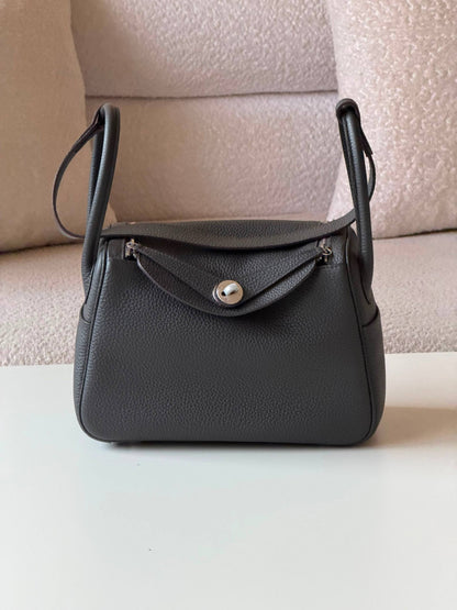 Hermes Lindy 26cm💕master quality😍with box❤️
390 dhs🇦🇪🇦🇪

Zain52
♥️♥️♥️