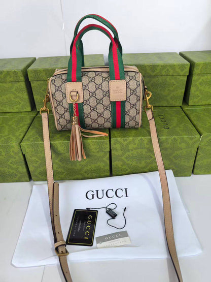 Gucci   

95 dhs👑

with box 
🎁🎁🎁

Good quality 

Zain253
♥️♥️♥️