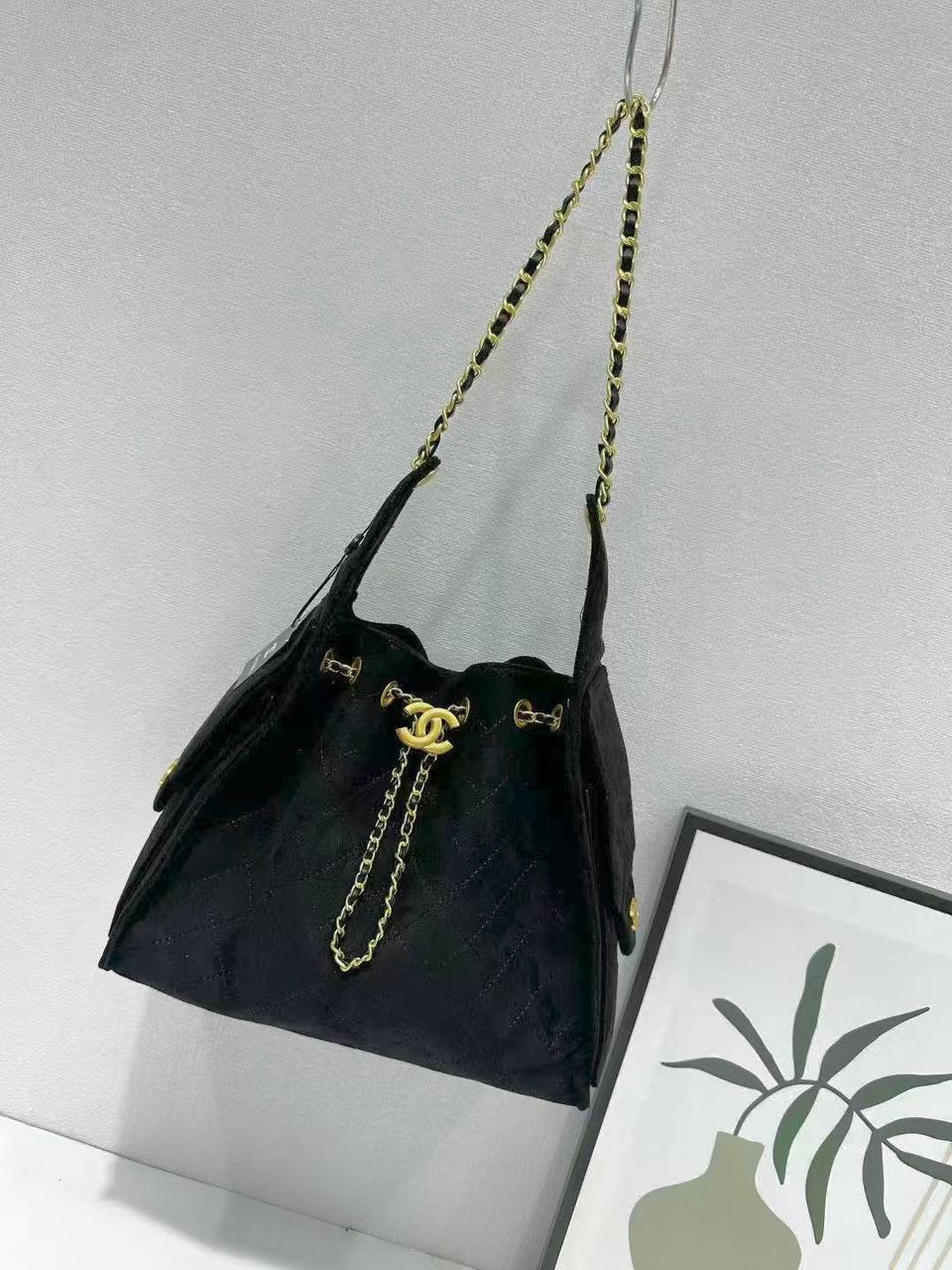 CHANEL 
NEW CAME HIGH QUALITY 
120 dhs💓
SIZE : 28cm

Zain39
♥️♥️♥️