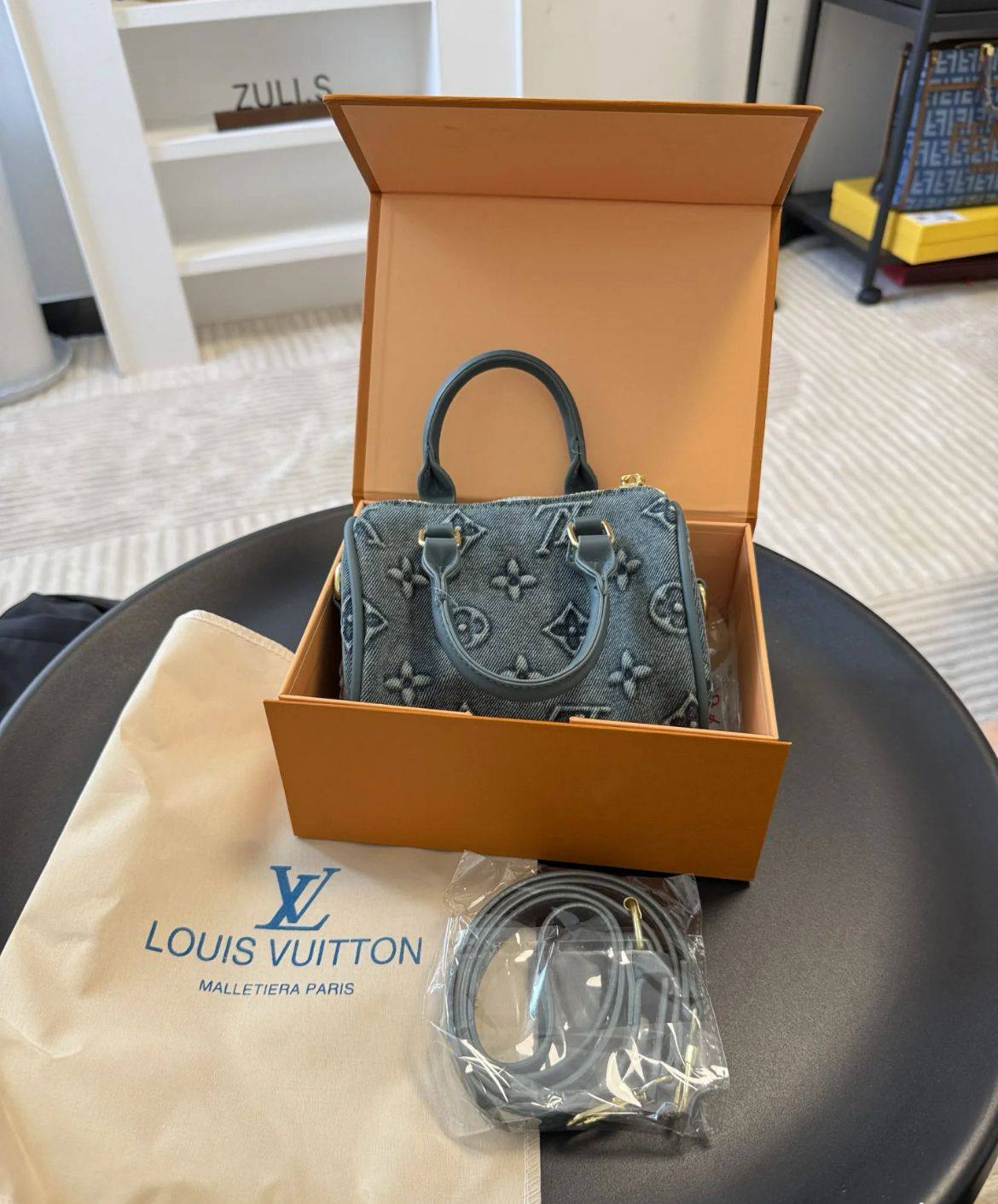 LV
90 dhs🗽

With box
🎁🎁🎁

Zain35
♥️♥️♥️