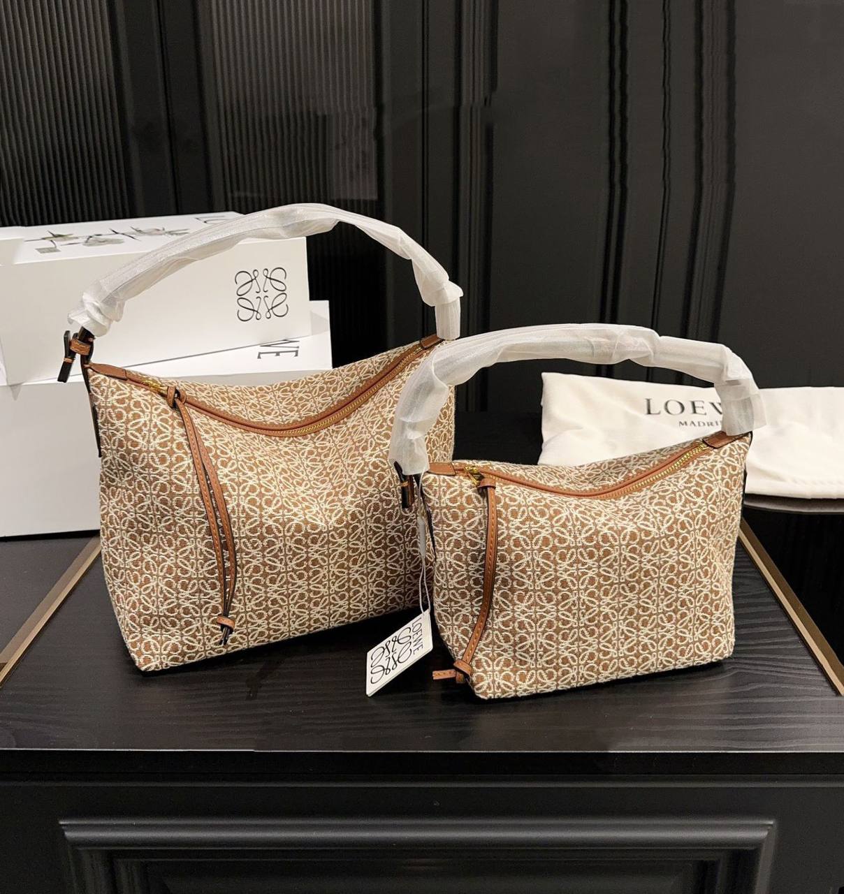 LOEWE 

 GOOD QUALITY BIG SIZE WITH BOX 🎁
95 dhs✅

SMALL SIZE 
WITH BOX 🎁
90 dhs✅

Zain295
♥️♥️♥️