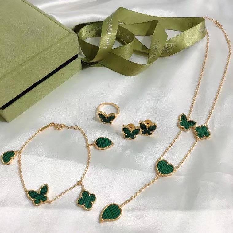 VCA SET
230 DHS❣️
NECKLACE 
BRACELET 
EARRINGS
WITH BOX AND PAPER BAG🎁🛍️

Zain89
♥️♥️♥️