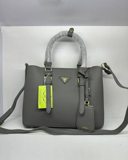Prada
High quality
100 dhs✅

Zain50
♥️♥️♥️