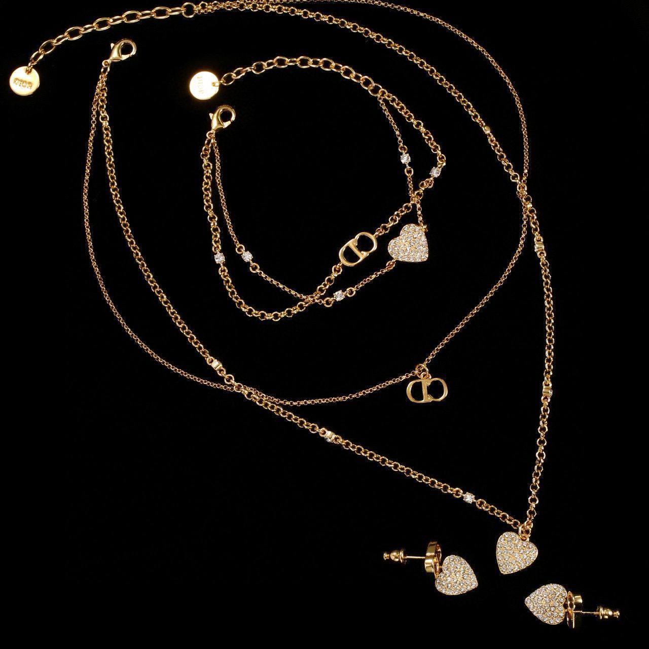 Dior set❤️‍🔥*
Necklace 🦋
Earring ✨
Bracelet 🍁
Master quality 💯
With normal boxes 🗃️ 
130 dhs❣️
With master box 📦 
140 dhs❣️

Zain216
♥️♥️♥️