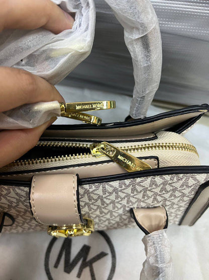 MK 
95 dhs🇦🇪🇦🇪
size 24×10×17cm

Zain213
♥️♥️♥️