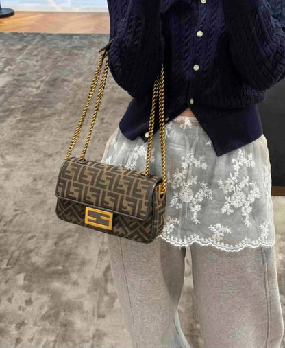 FENDI 
MASTER QUALITY
 WITH BOX 
240 dhs✅

Zain295
♥️♥️♥️