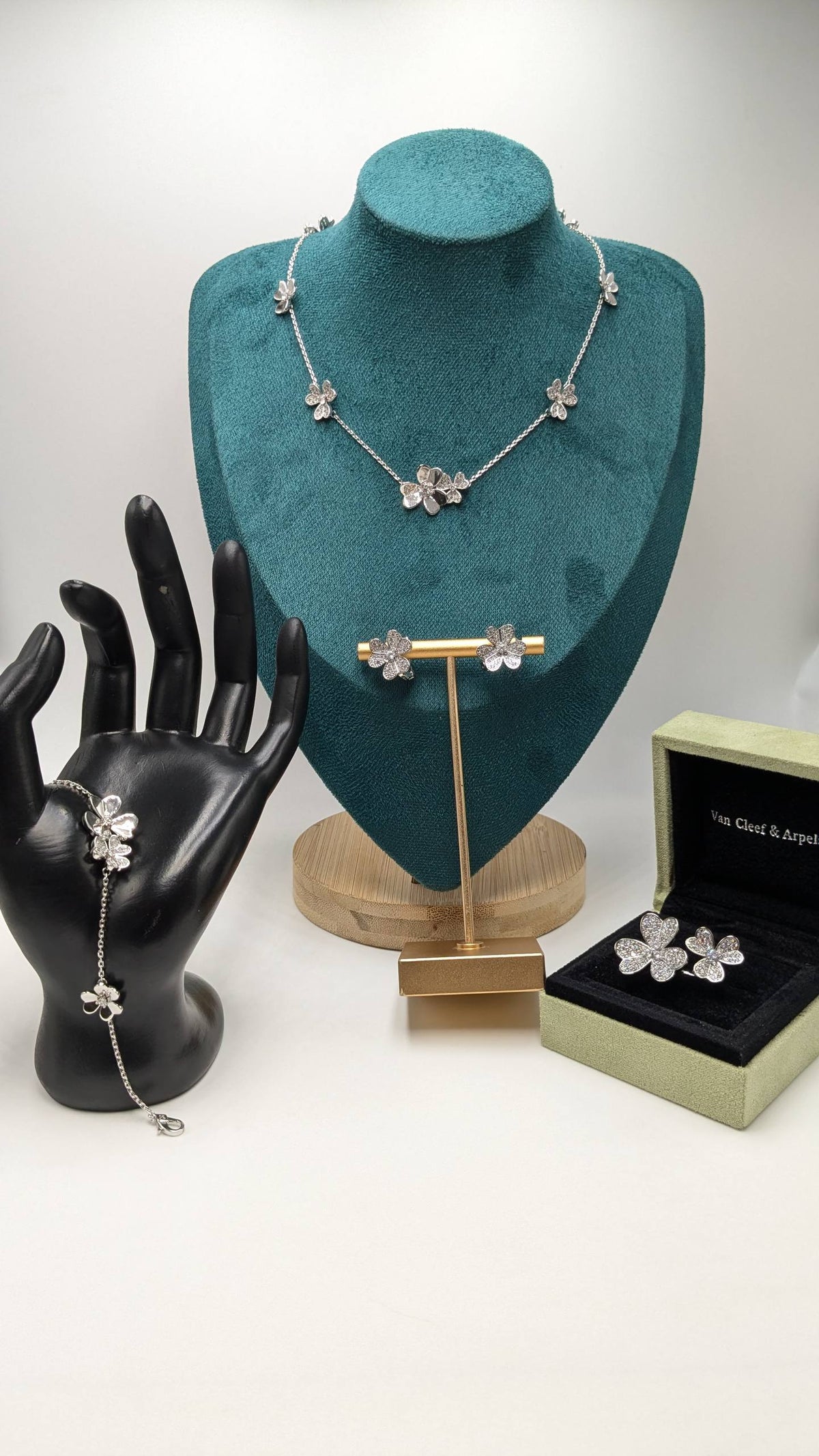 Van Cleef
Master Quality
Necklace, Earrings , Bracelet & F. Ring
310 dhs🇦🇪 with Normal Box 🎁
330 dhs🇦🇪  with Good Box 🎁
380 dhs🇦🇪  with Master Box 🎁

Zain210
♥️♥️♥️