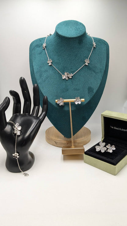 Van Cleef
Master Quality
Necklace, Earrings , Bracelet & F. Ring
310 dhs🇦🇪 with Normal Box 🎁
330 dhs🇦🇪  with Good Box 🎁
380 dhs🇦🇪  with Master Box 🎁

Zain210
♥️♥️♥️