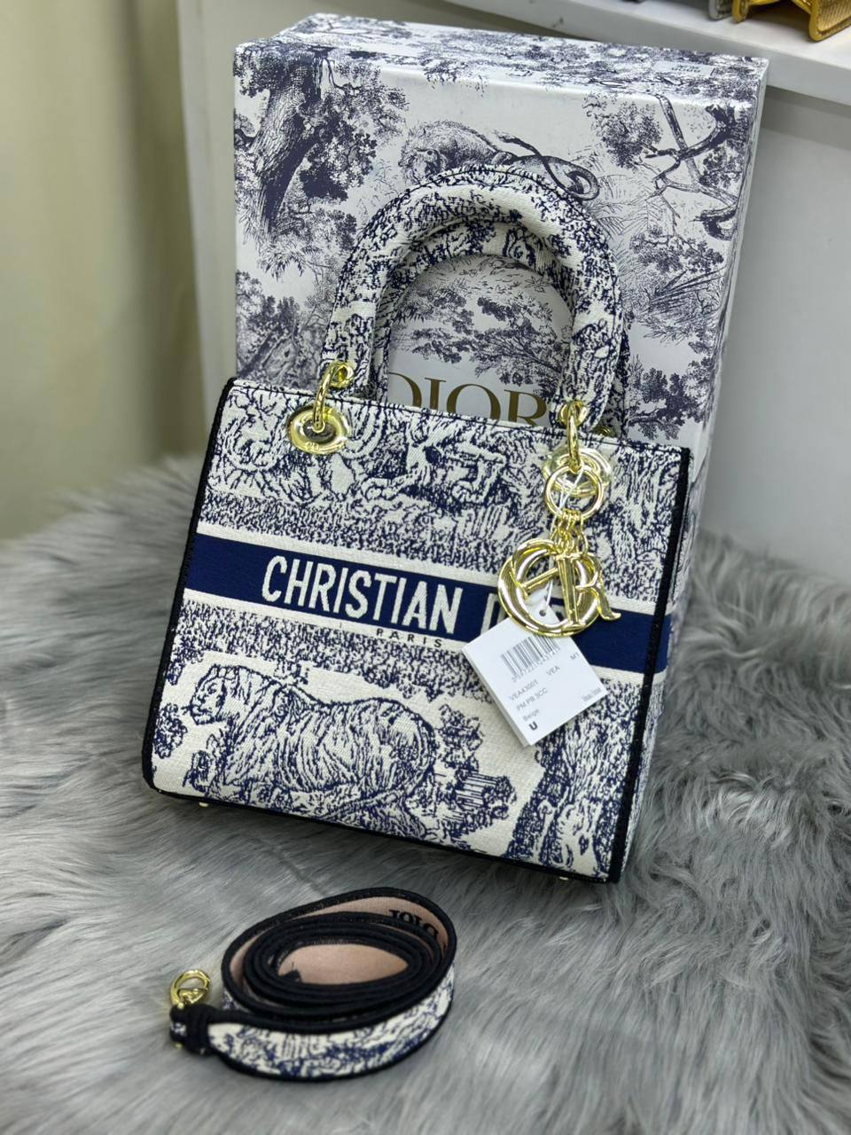 Dior

with box
🎁🎁🎁

120 dhs✅

Zain224
♥️♥️♥️