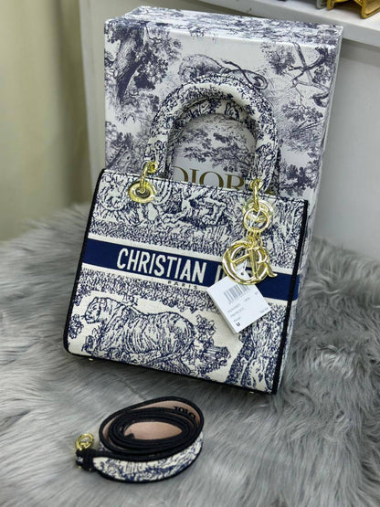 Dior

with box
🎁🎁🎁

120 dhs✅

Zain224
♥️♥️♥️