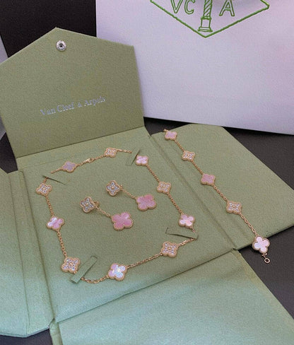 VCA SET
MASTER ✨💫
NECKLACE BRACELET EARRINGS
WITH SMALL BOX AND PAPER BAG 
320 dhs✅

WITH SAME BOX AND PAPER BAG 
380 dhs✅

Zain89
♥️♥️♥️
