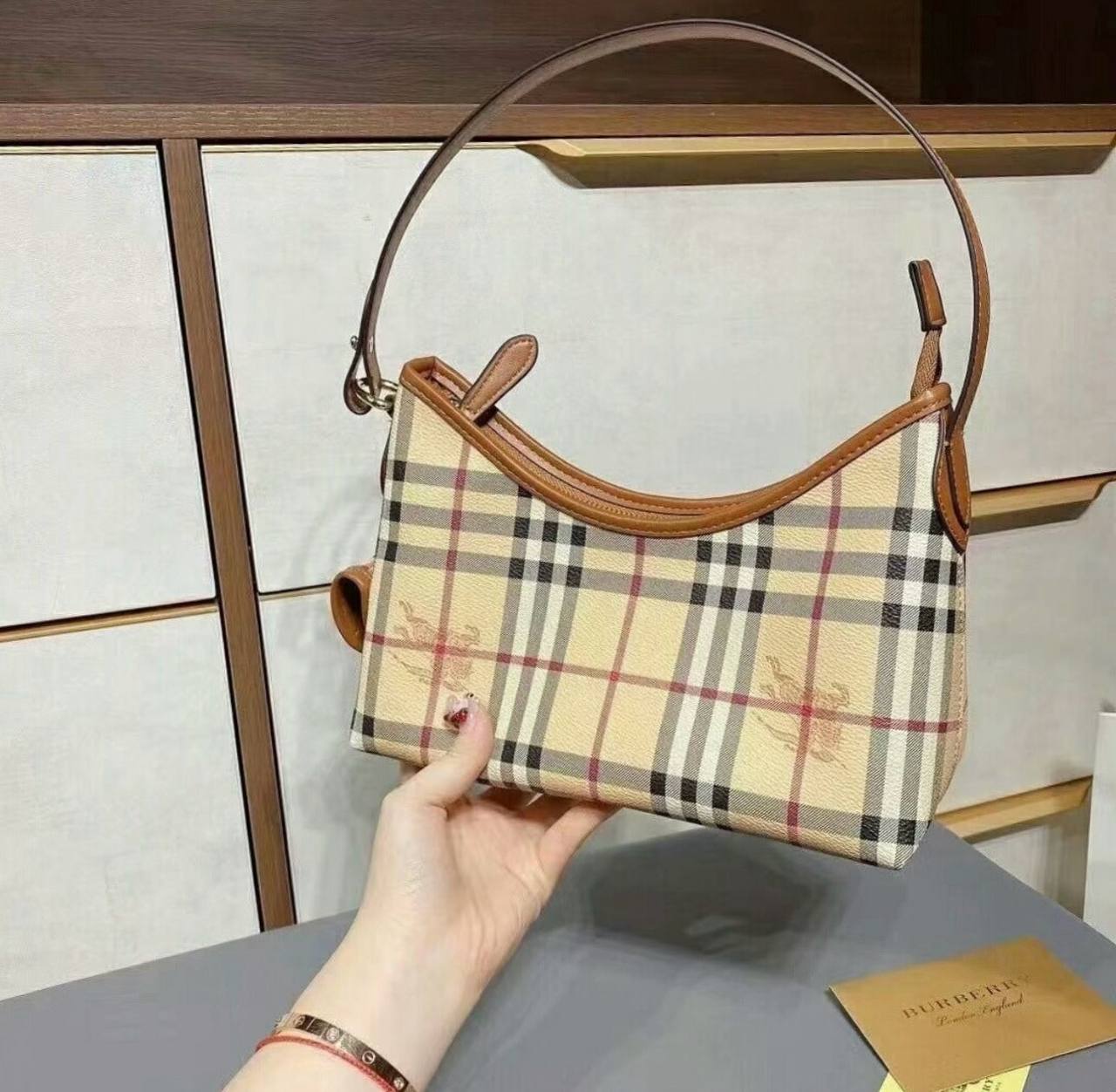 BURBERRY
 GOOD QUALITY 
WITH BOX 
🎁🎁🎁

85 dhs✅

Zain39
♥️♥️♥️