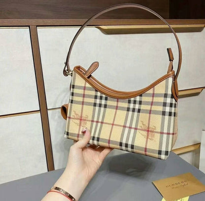 BURBERRY
 GOOD QUALITY 
WITH BOX 
🎁🎁🎁

85 dhs✅

Zain39
♥️♥️♥️