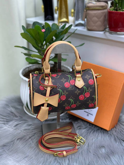 LV 
SIZE  ……… 20CM
85 dhs🪙🌺
with BOX
🎁🎁🎁

Zain244
♥️♥️♥️
