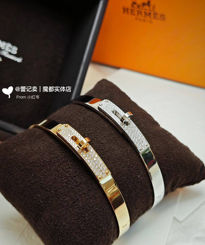 Hermes ❤️‍🔥*
Bangle ✨
Master quality 💯
With normal boxes 🗃️ 
55 dhs❣️
With master box 📦 
70 dhs❣️

Zain216
♥️♥️♥️