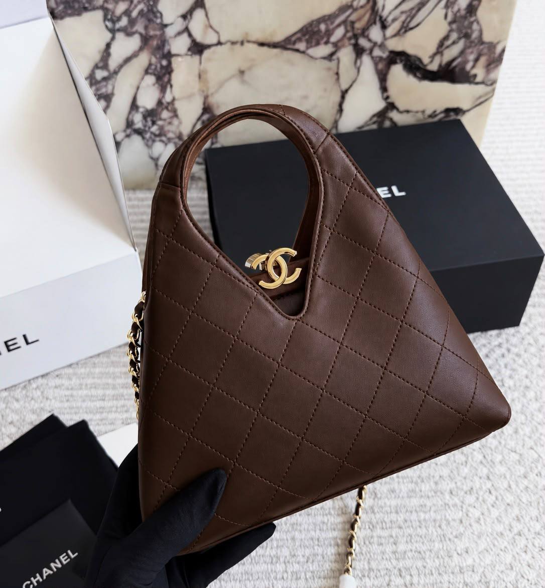 CHANEL 

COPY ONE 

NEW CAME 
WITH BOX 
150 dhs🇦🇪🇦🇪

Zain295
♥️♥️♥️