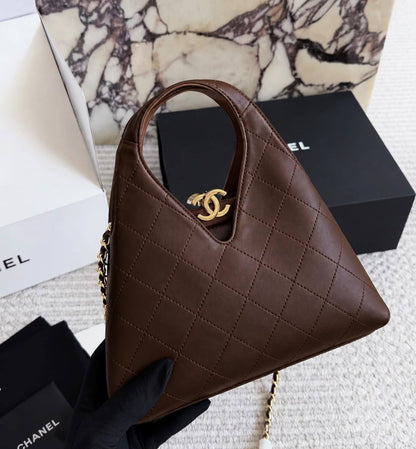 CHANEL 

COPY ONE 

NEW CAME 
WITH BOX 
150 dhs🇦🇪🇦🇪

Zain295
♥️♥️♥️