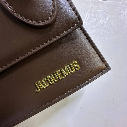 JACQUEMUS 

RESTOCK 
GOOD QUALITY 

WITH BOX 
100 dhs🇦🇪🇦🇪

SIZE: 20cm

Zain39
♥️♥️♥️