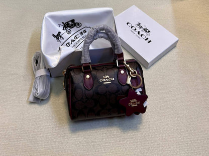 Coach

100 dhs🇦🇪🇦🇪

with box

size 18cm
Zain26
♥️♥️♥️