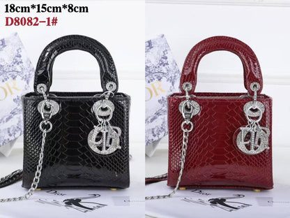 DIOR 

GOOD QUALITY 

WITH BOX 
🎁🎁🎁

115 dhs💓

Zain39
♥️♥️♥️