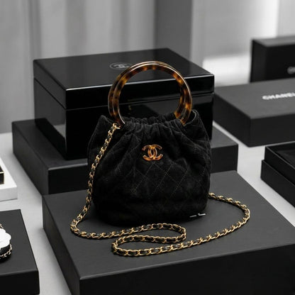 CHANEL ᴍɪɴɪ ʜᴏʙᴏ
ᴛᴏᴘ ʜᴀɴᴅʟᴇ ʙᴀɢ
sᴜᴇᴅᴇ ʟᴇᴀᴛʜᴇʀ ᴍᴀᴛᴇʀɪᴀʟ
ᴡɪᴛʜ ᴛᴏʀᴛᴏɪsᴇ sʜᴇʟʟ
ᴘʟᴇxɪ ɢʟᴀss ʜᴀɴᴅʟᴇ
ᴡɪᴛʜ ɢᴏʟᴅ ᴄʜᴀɪɴ ʙᴇʟᴛ sᴛʀᴀᴘ
sɪᴢᴇ : 18 cm
ᴡɪᴛʜ BOX
🎁🎁🎁

90 dhs✅

Zain31
♥️♥️♥️