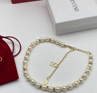 Valentino choker* 💎
Master quality 

55 AED normal box 📦

Zain48
♥️♥️♥️