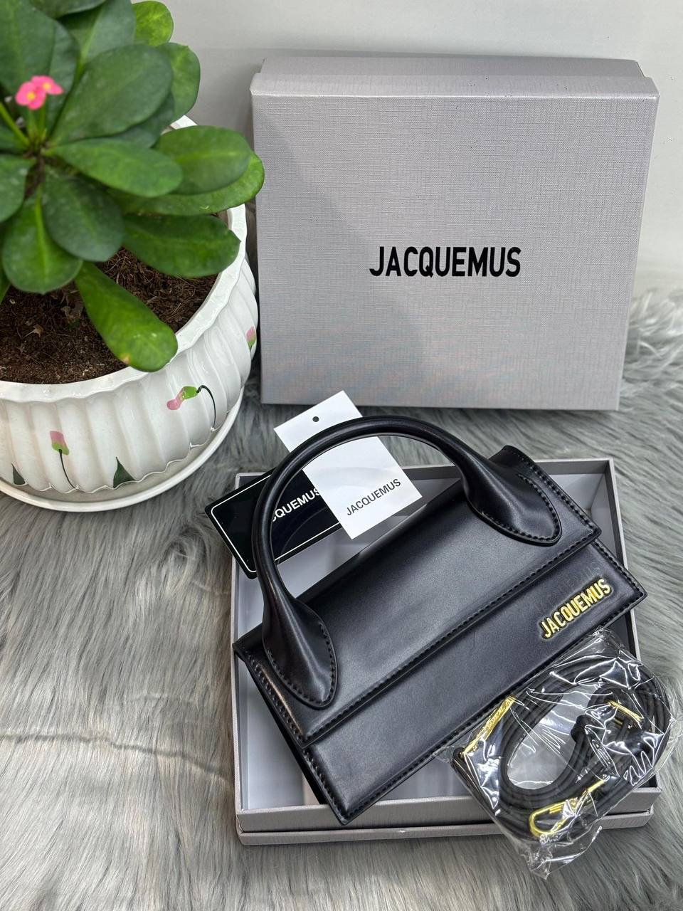 JACQUEMUS
SIZE  ………21  CM 🥰
95 dhs✅

with box 🌷
🎁🎁🎁

Zain51
♥️♥️♥️
