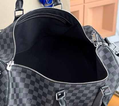 LV TRAVELLING BAG 
GOOD QUALITY 
120 dhs✅
SIZE : 55cm

Zain39
♥️♥️♥️
