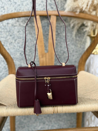 LORO PIANA
21cm
340 dhs🪙🌨️
Top quality 
With box🎁

Zain167
♥️♥️♥️