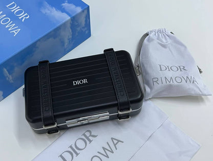Rimowa 
Dior
  20Cm 

With Box🎁🎁🎁
280 dhs✅

Zain131
♥️♥️♥️