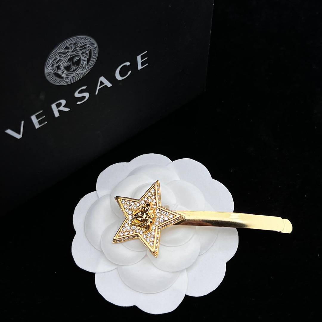HAIR CLIP
MASTER✨
55 DHS✅
 WITH BOX AND PAPER BAG🎁🛍️

Zain89
♥️♥️♥️