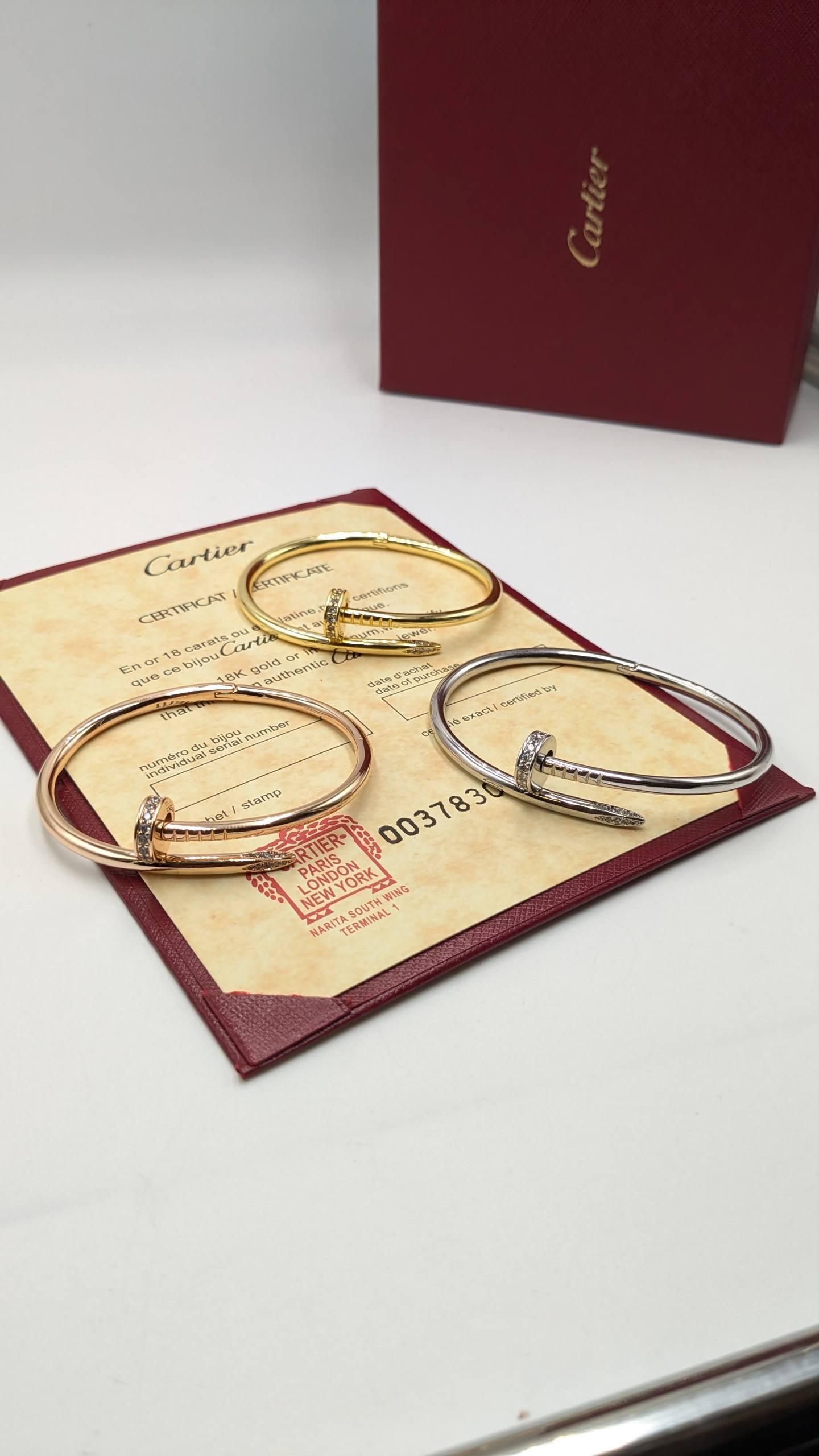 Cartier
*Master Quality* 
*Nail Braclate*
80 dhs✅ with Normal Box 🎁
100 dhs✅ with Good Box 🎁
140 dhs✅ with Master Box 🎁

Zain210
♥️♥️♥️