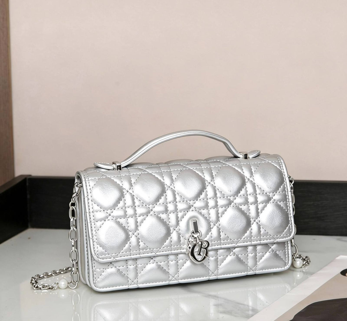 DIOR

Best quality 

with box

105 dhs🇦🇪🇦🇪

size 21CM
Zain290
♥️♥️♥️