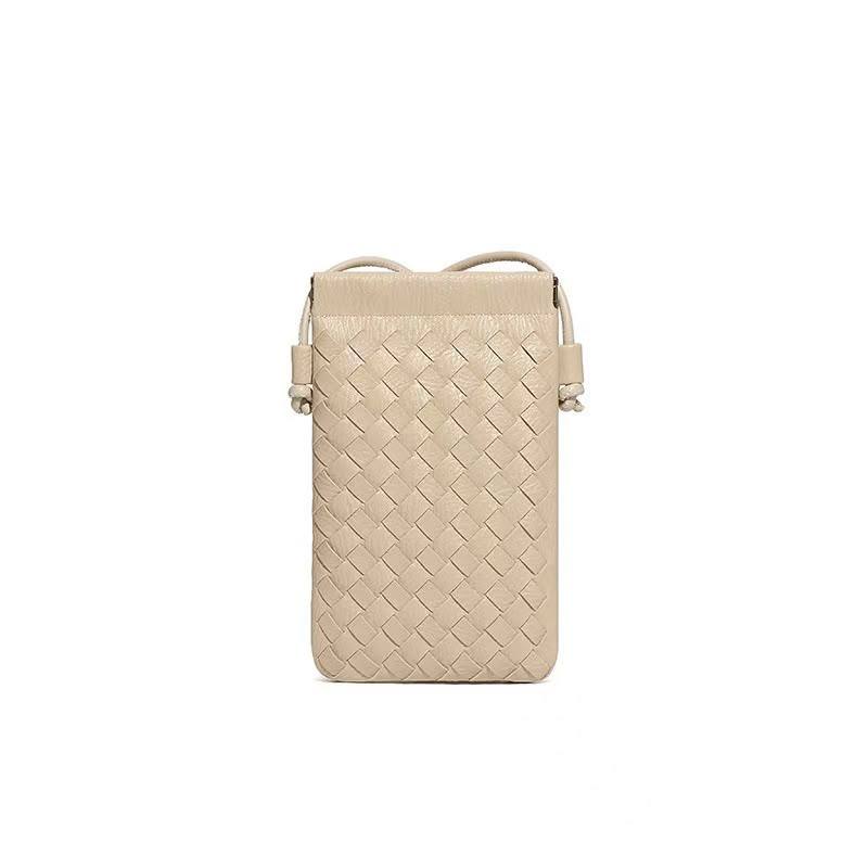 BOTTEGA 
Mobile holding bags
60 dhs💓
size 14*21cm

Zain161
♥️♥️♥️