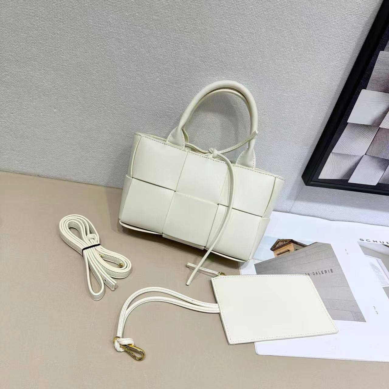 Bottega veneta 

with box 
🎁🎁🎁

90 dhs❤️

Zain177
♥️♥️♥️