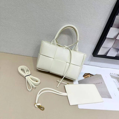 Bottega veneta 

with box 
🎁🎁🎁

90 dhs❤️

Zain177
♥️♥️♥️