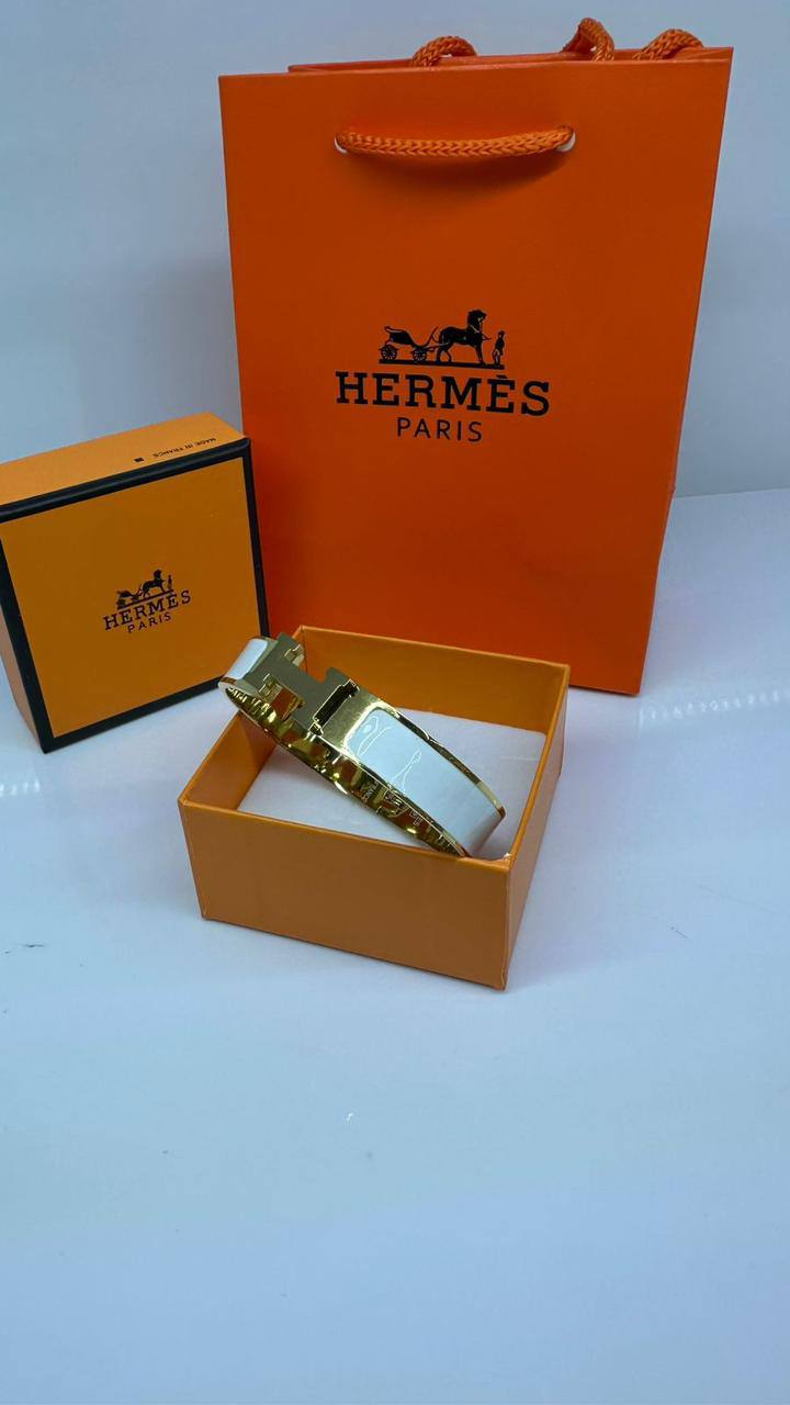 Hermes 🐦‍🔥*
Bangle 
Stainless Steel 💯
With black boxes 📦 
20 dhs🪙🌨️
With same box 🗃️ 
30 dhs🪙🌨️

Zain216
♥️♥️♥️