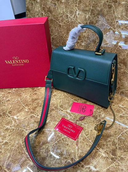 Valentino
125 dhs🪙💚

with box
🎁🎁🎁

size :25cm

Zain235
♥️♥️♥️