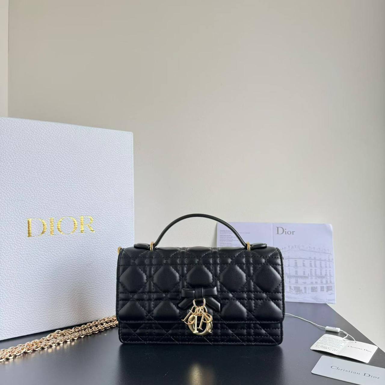 Dior
with box
master 
170 dhs✅

Zain44
♥️♥️♥️