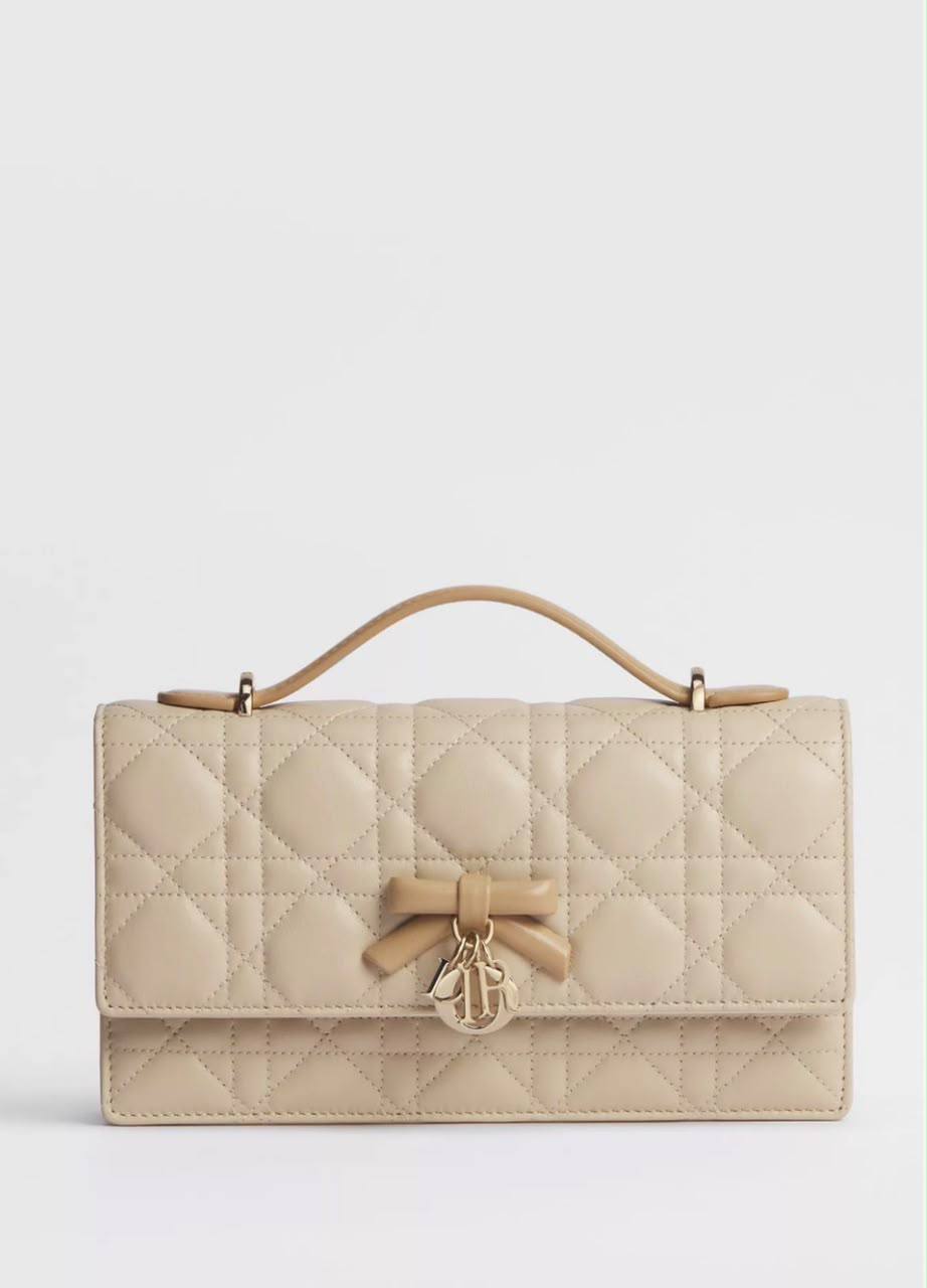 Dior
100 dhs🇦🇪🇦🇪

GOOD-quality 
with box

Zain35
♥️♥️♥️
