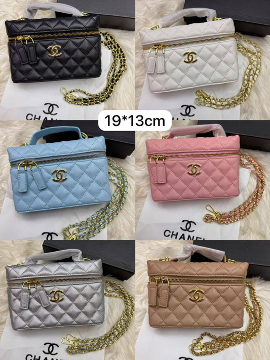 🌸 Chanel LP 
1️⃣ First quality +🎁
Size :  19 * 13  cm
80 dhs❣️

with box 🎁

Zain115
♥️♥️♥️