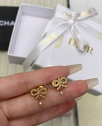Dior ❤️‍🔥*
Earring 🐦‍🔥
Master quality 💯
With normal boxes 📦 
50 dhs🌺
With master box 🗃️ 
55 dhs🌺

Zain216
♥️♥️♥️